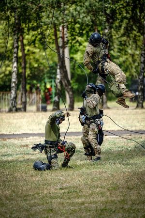 Policyjne ćwiczenia z użyciem śmigłowca Black Hawk