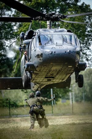 Policyjne ćwiczenia z użyciem śmigłowca Black Hawk