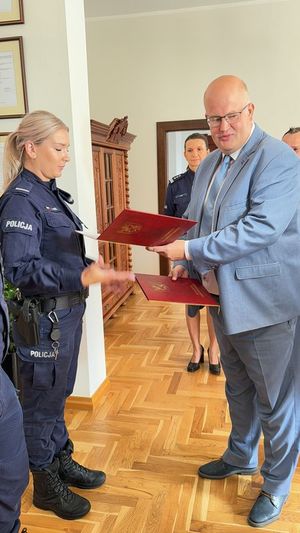 Starosta wręcza dyplomy uznania policjantom
