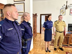 Starosta wręcza dyplomy uznania policjantom