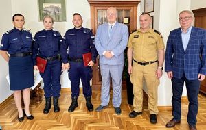 Starosta wręcza dyplomy uznania policjantom