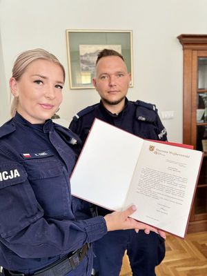 Starosta wręcza dyplomy uznania policjantom