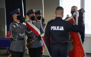 Dwóch wyróżnionych policjantów ślubuje przy sztandaże