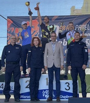 uczestnicy na podium