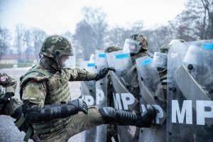 żołnierze żandarmerii wojskowej szkoleni przez policjantów OPP w Krakowie