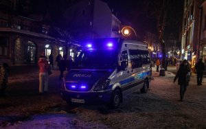 Radiowóz i policjanci