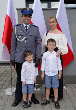 zdjęcie policjanta wraz z rodziną
