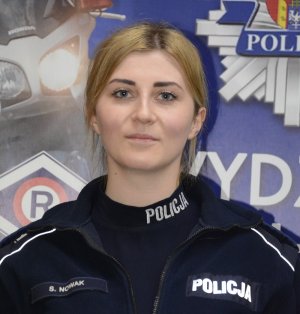 Policjantka pozująca do zdjęcia