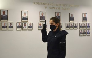 Policjantka pozująca do zdjęcia