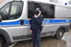 Policjantka pozująca do zdjęcia