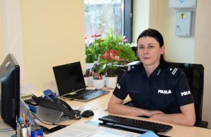 policjantka pozująca do zdjęcia