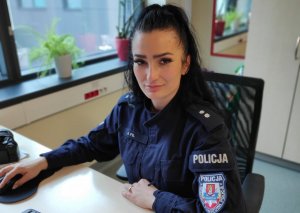 policjantka pozująca do zdjęcia