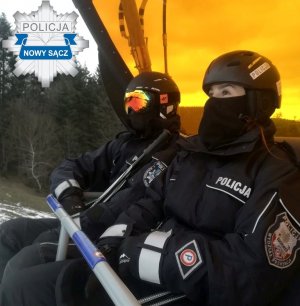 policjantka pozująca do zdjęcia