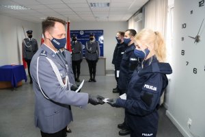 policjantka pozująca do zdjęcia