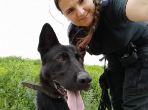 policjantka pozująca do zdjęcia