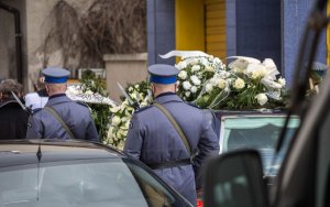 Kondukt na cmentarz. Policjanci towarzyszący