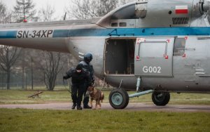 dzień 1 przewodniczka z psem odbiega od helikoptera