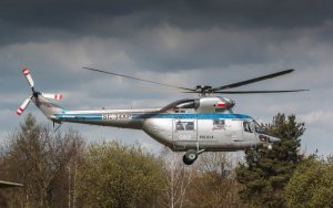 dzień 2 helikopter startuje z przewodnikami i ich psami