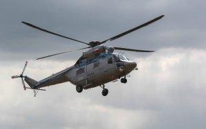 dzień 2 helikopter w powietrzu na tle deszczowych chmur