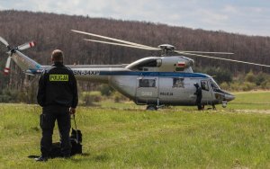 dzień 2 przewodnik z psem na drugim planie helikopter na polanie