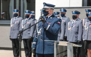 Komendant wojewódzki przemawia przed mikrofonem z boku