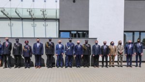 Zdjęcie grupowe czternastu odznaczonych z komendantem w szeregu