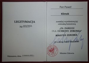 Legitymacja Pana Pawła Klimka wyróżnionego odznaką honorową „ZA ZASŁUGI DLA OCHRONY ZDROWIA”  na dole pieczątka Ministra Zdrowia i podpis