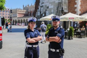 policjanci na rynku głównym