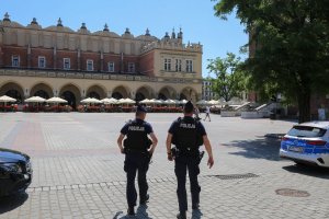 policjanci na rynku głównym