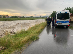 policjanci podczas akcji ratowniczej