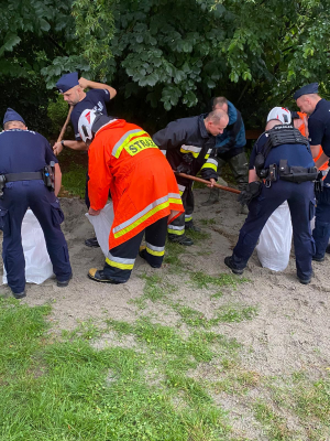 policjanci podczas akcji ratowniczej