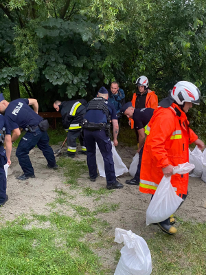 policjanci podczas akcji ratowniczej