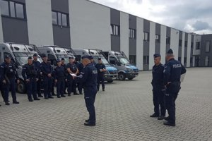 odprawa policjantów na placu OPP