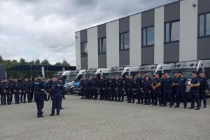 odprawa policjantów na placu OPP