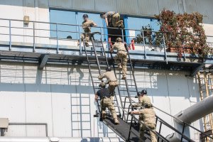 policjanci wchodzą  z rampy na balkon elektrowni