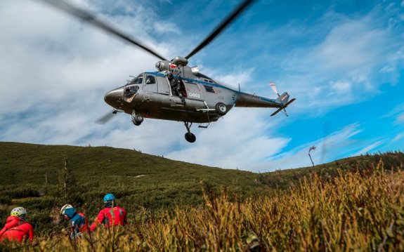 Helikopter ląduje grupa ratowników czeka na wylądowanie maszyny