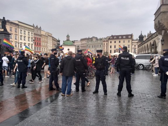 Funkcjonariusze podczas niedzielnych działań w Krakowie