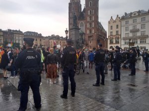 Mundurowi pilnujący porządku przed Bazyliką Mariacką