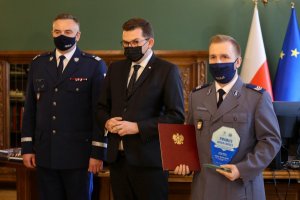 Wspólne zdjęcie wojewody, komendanta i nagrodzonego policjanta