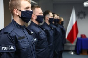 przyszli policjanci stojący w rzędzie w sali KWP