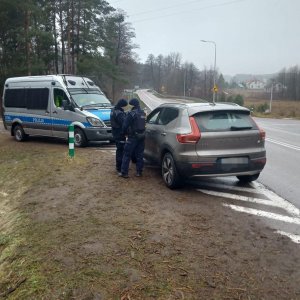 policjanci przy odzyskanym volvo