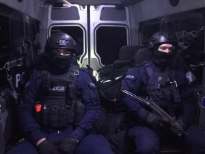 policjanci w radiowozie jadą na granice