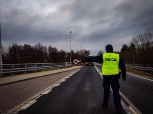 policjant OPP zatrzymuje pojazd ciężarowy