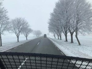 Przejazd drogą. Ośnieżone pola i drzewa