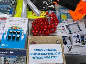 nagrody i broszury informacyjne wraz z poradnikiem na temat bezpieczeństwa