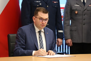 Wojewoda Łukasz Kmita podpisuje list intencyjny