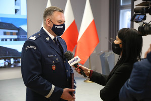 Komendant wojewódzki udziela wywiadu do telewizji