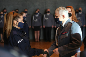 inspektor Robert Strzelecki wręcza legitymację służbową nowo przyjętemu policjantowi