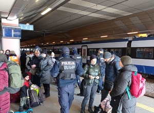 policjanci patrolują jeden z peronów na krakowskim dworcu