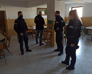 Policjanci i koordynator na stołówce w Centrum pomocy dla Ukrainy